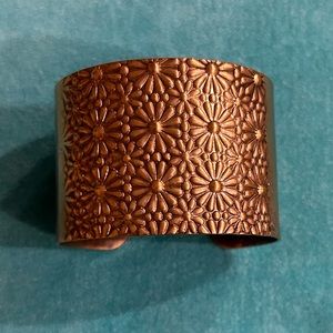 🌻HP🌻 3/$21 ⚡️ Brass Cuff Bracelet with Stamped Flowers